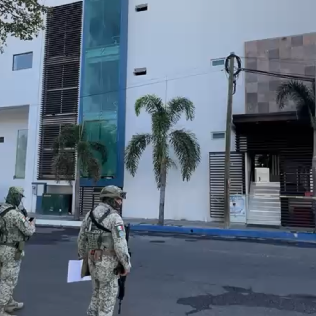 Sujetos Armados Atacan a Balazos una Clínica e Incendian Vehículo en Culiacán